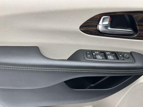 Used 2023 Chrysler Pacifica Limited FWD image 13
