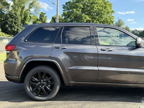 Used 2019 Jeep Grand Cherokee Altitude AWD/4WD image 9