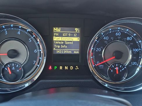 Used 2016 Chrysler Town & Country Touring image 13