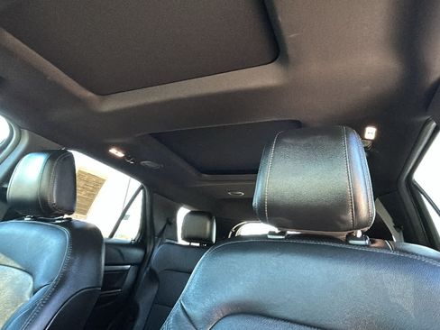 Used 2018 Ford Explorer XLT w/ Equipment Group 202A AWD/4WD image 11