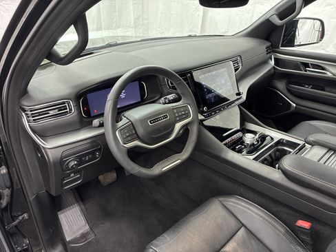 Certified 2023 Jeep Wagoneer Series II w/ Convenience Group I AWD/4WD image 18