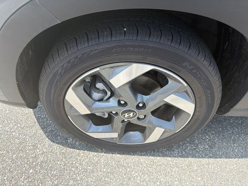 Used 2025 Hyundai Venue SEL FWD image 13