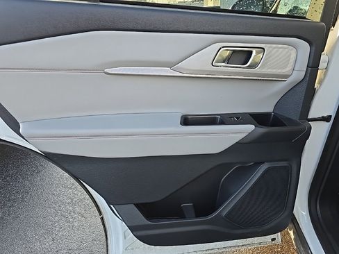 Used 2025 Ford Explorer Active w/ Active Comfort Package image 38