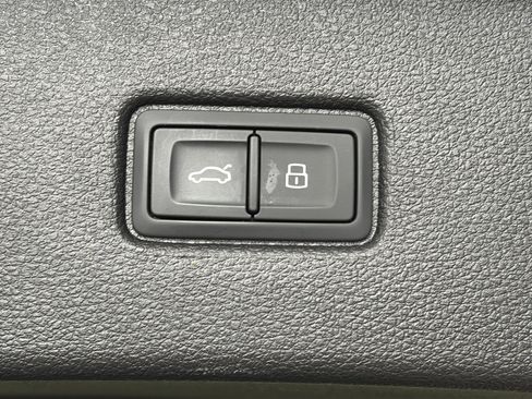 Certified 2025 Audi Q7 2.0T Premium w/ Convenience Plus Package image 17