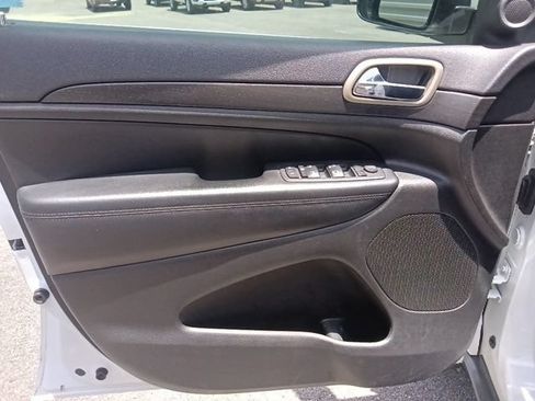 Used 2017 Jeep Grand Cherokee Laredo w/ Quick Order Package 2BE RWD image 11