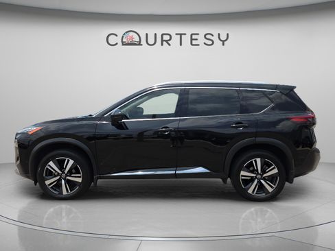 Used 2021 Nissan Rogue Platinum FWD image 2