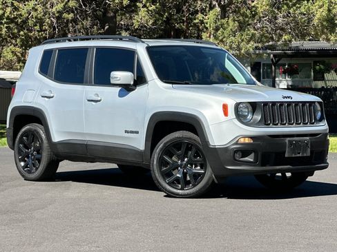 Used 2018 Jeep Renegade Altitude w/ UConnect 8.4 Nav Group AWD/4WD image 2