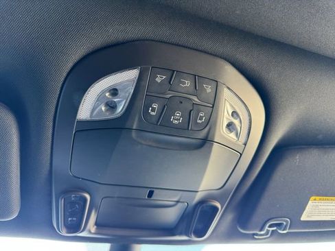 Used 2023 Chrysler Pacifica Limited w/ Uconnect Theater Family Group image 27