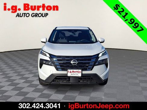 Used 2024 Nissan Rogue SV image 2