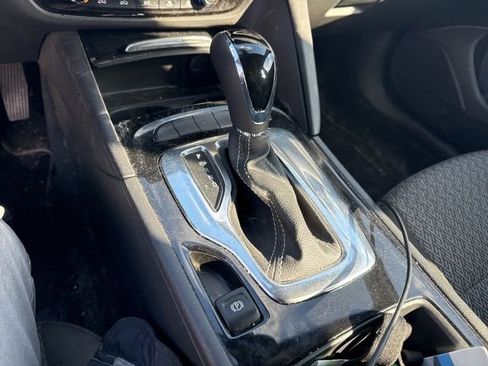 Used 2019 Buick Regal Preferred image 9