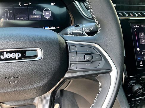 Used 2025 Jeep Grand Cherokee Altitude AWD/4WD image 25