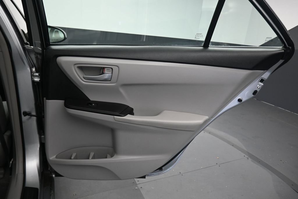 Used 2017 Toyota Camry LE FWD image 33