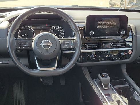 Used 2025 Nissan Pathfinder SV FWD image 16