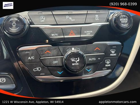 Used 2018 Chrysler Pacifica Touring Plus FWD image 18