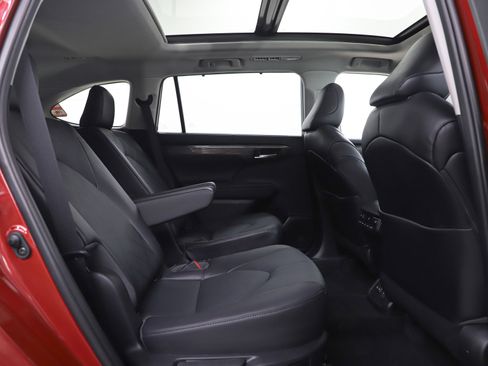 Used 2023 Toyota Highlander Platinum image 14