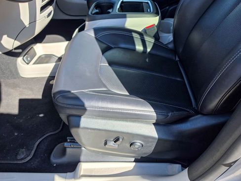 Used 2024 Chrysler Pacifica Touring-L FWD image 12