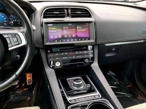 Used 2017 Jaguar F-PACE R-Sport image 6