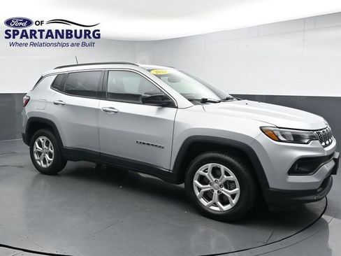 Used 2024 Jeep Compass Latitude AWD/4WD image 2