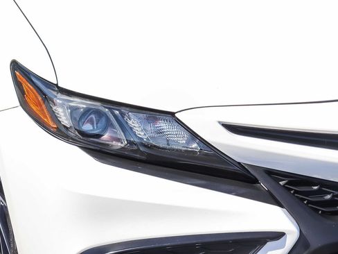 Used 2021 Toyota Camry SE FWD image 12