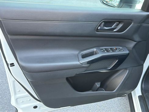 Used 2025 Nissan Pathfinder SV AWD/4WD image 17