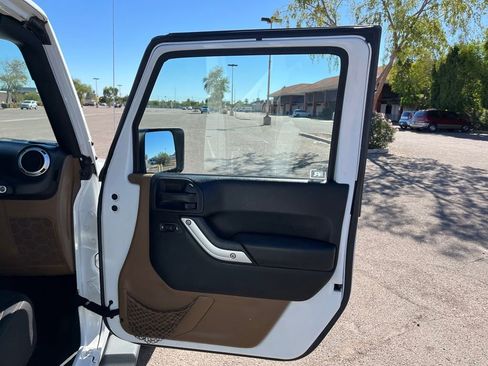 Used 2015 Jeep Wrangler Unlimited Sahara w/ Connectivity Group image 18