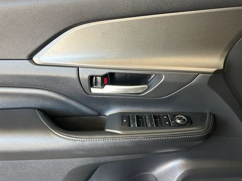 Certified 2025 Toyota Grand Highlander FWD image 14
