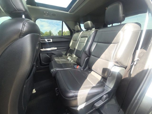 Used 2020 Ford Explorer XLT w/ Equipment Group 202A AWD/4WD image 17