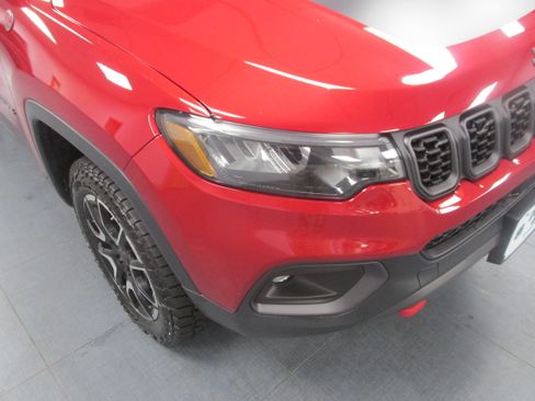 Used 2025 Jeep Compass Trailhawk AWD/4WD image 10