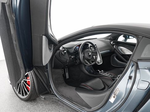 Used 2023 McLaren GT RWD image 22