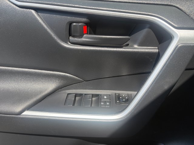 Used 2019 Toyota RAV4 LE w/ Carpet Mat Package AWD/4WD image 17