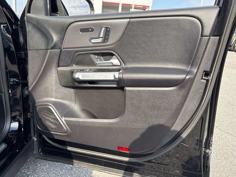 Used 2021 Mercedes-Benz GLB 250 4MATIC image 40