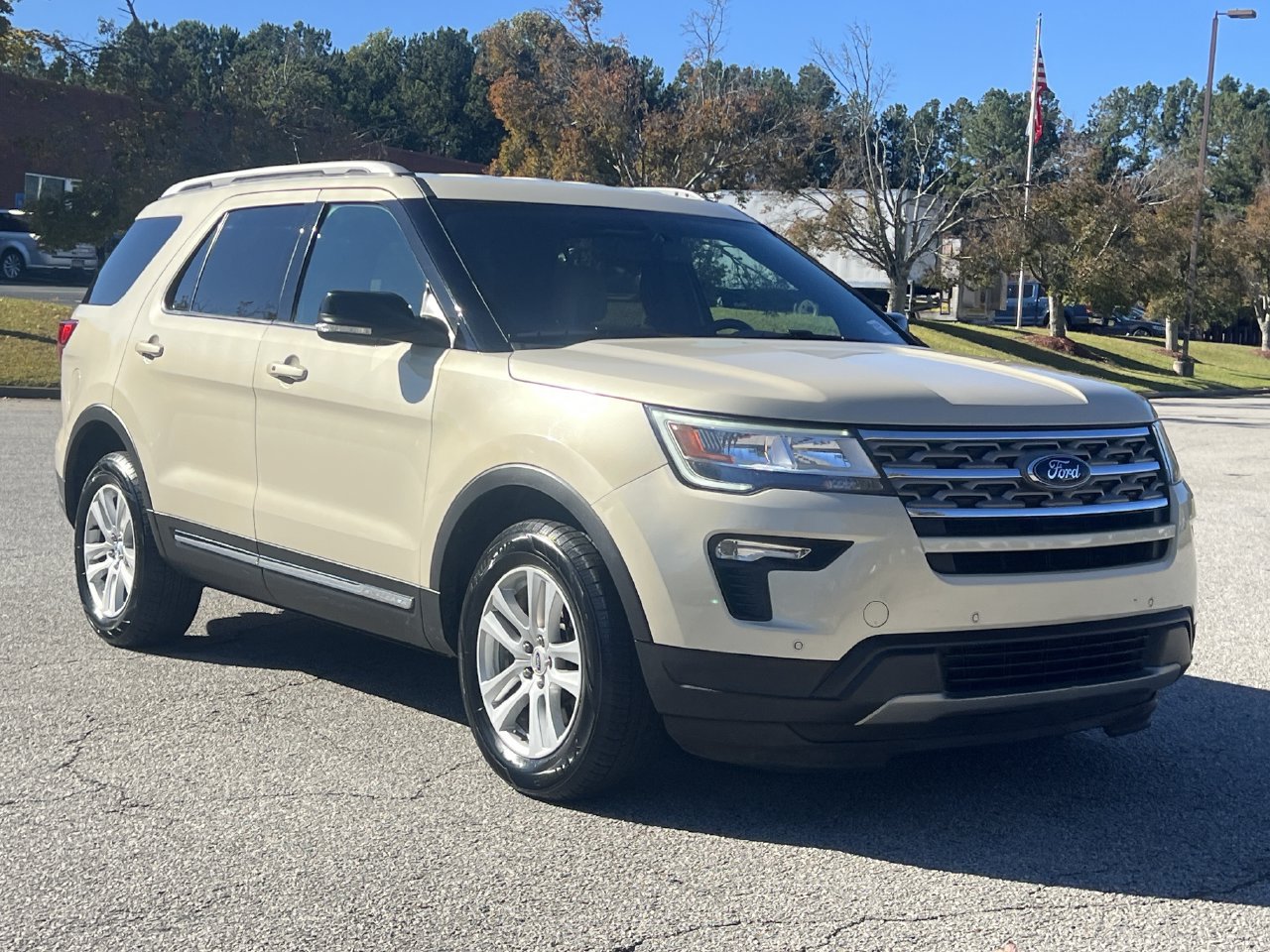 Used 2018 Ford Explorer XLT w/ Equipment Group 202A AWD/4WD image 4