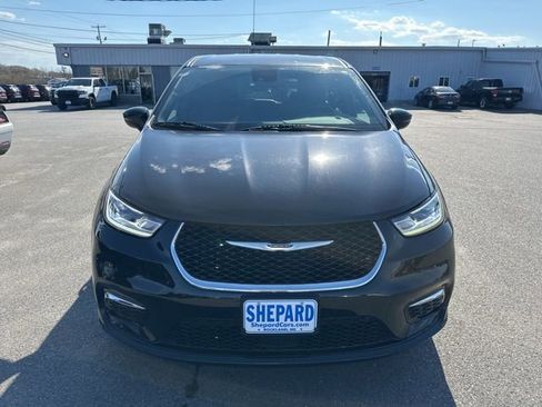 Used 2025 Chrysler Pacifica Select FWD image 2