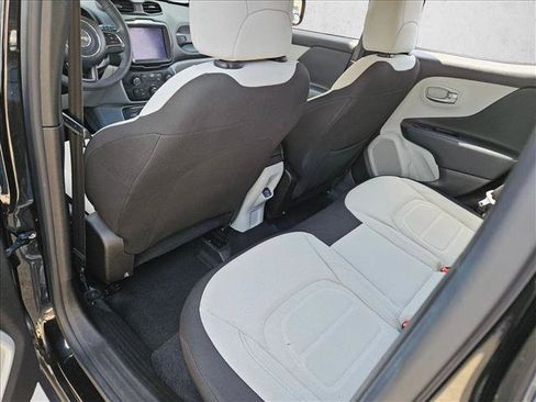 Used 2022 Jeep Renegade Latitude AWD/4WD image 9