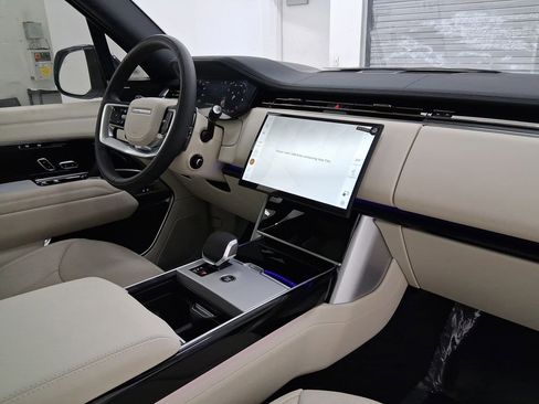 New 2025 Land Rover Range Rover Long Wheelbase SE image 22
