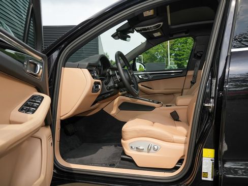 Certified 2026 Porsche Macan AWD/4WD image 19