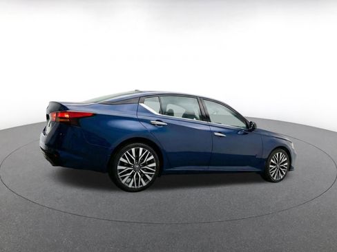 Used 2025 Nissan Altima 2.5 SV FWD image 9