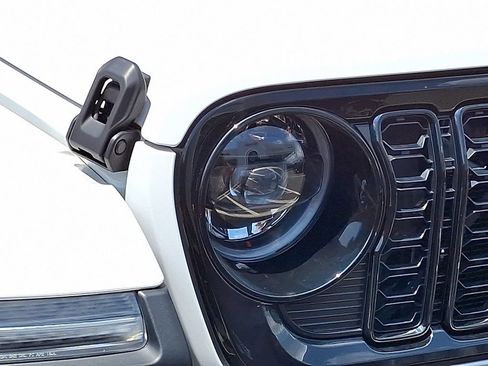 Used 2024 Jeep Gladiator Sport AWD/4WD image 9