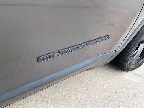 Used 2019 Jeep Cherokee Latitude Plus FWD image 10