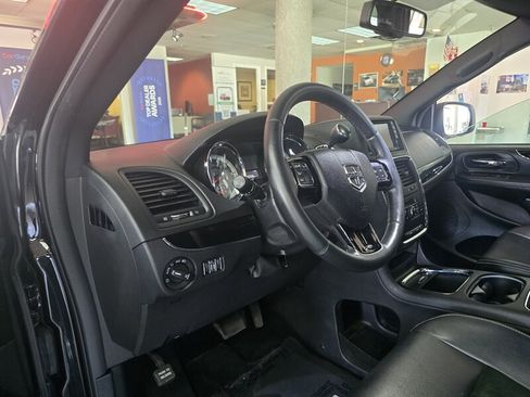 Used 2017 Dodge Grand Caravan SXT w/ Driver Convenience Group FWD image 8