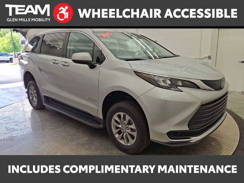 Used 2024 Toyota Sienna LE FWD image 1