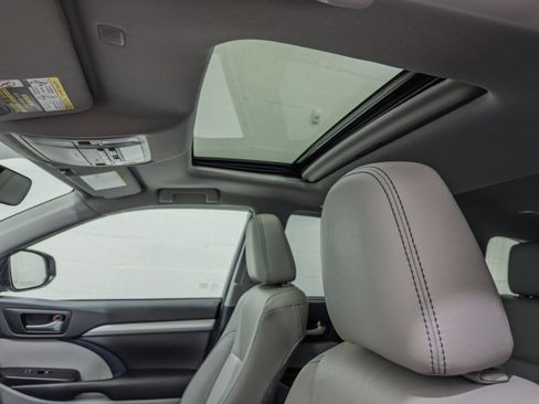 Used 2019 Toyota Highlander XLE AWD/4WD image 17