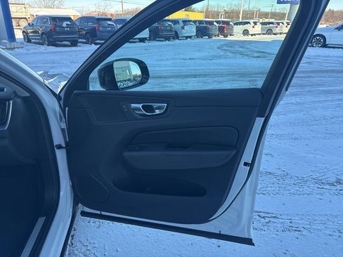 Certified 2025 Volvo XC60 B5 Core image 38