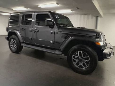 Used 2025 Jeep Wrangler Unlimited Sahara AWD/4WD image 2