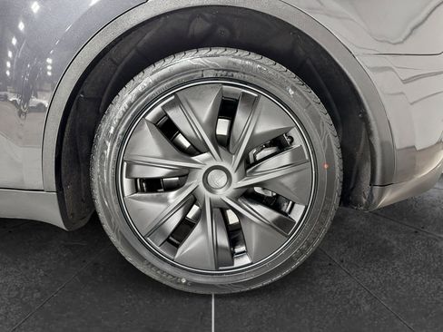Used 2025 Tesla Model Y Long Range RWD image 31