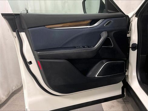 Used 2018 Maserati Levante GranLusso image 9