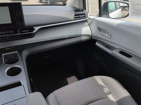 Certified 2025 Toyota Sienna LE FWD image 17