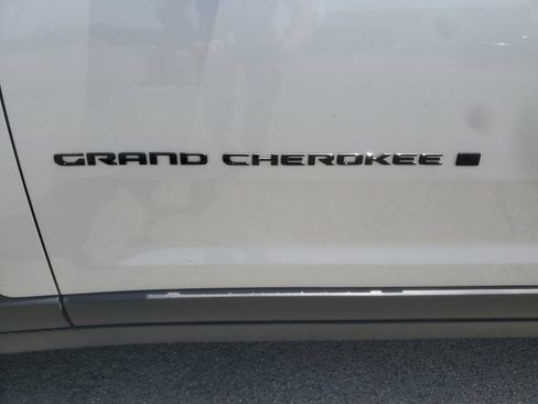 Used 2025 Jeep Grand Cherokee Altitude AWD/4WD image 33