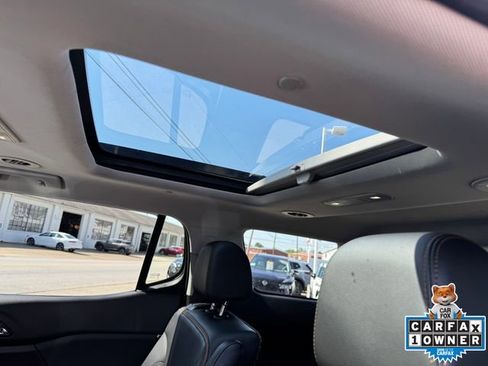 Used 2022 GMC Acadia AT4 w/ Technology Package AWD/4WD image 3