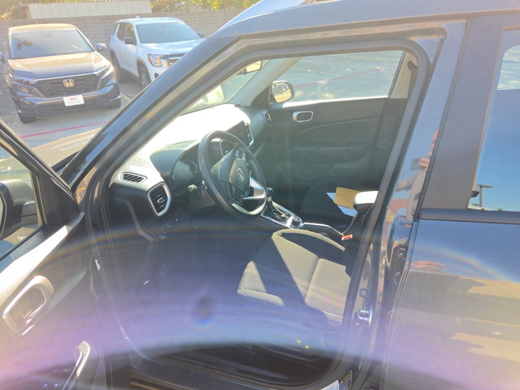 Used 2025 Hyundai Venue SEL FWD image 4